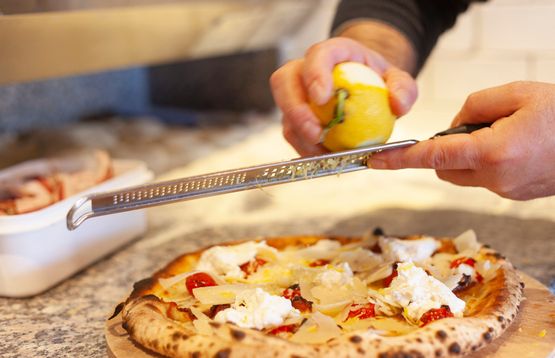 Pizza und Pasta in Sankt Peter-Ording bei Pasquale in Sankt Peter-Ording Titel Pizza mit Zitronenabrieb 25