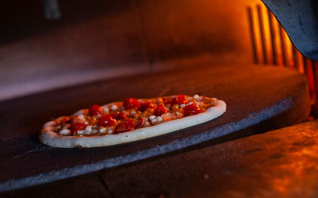 Pizza und Pasta in Sankt Peter-Ording bei Pasquale in Sankt Peter-Ording Titel Pizza 04 im Holzofen