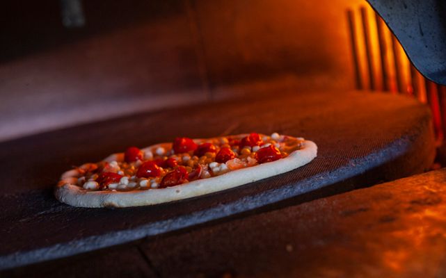 Pizza und Pasta in Sankt Peter-Ording bei Pasquale in Sankt Peter-Ording Titel Pizza 04 im Holzofen
